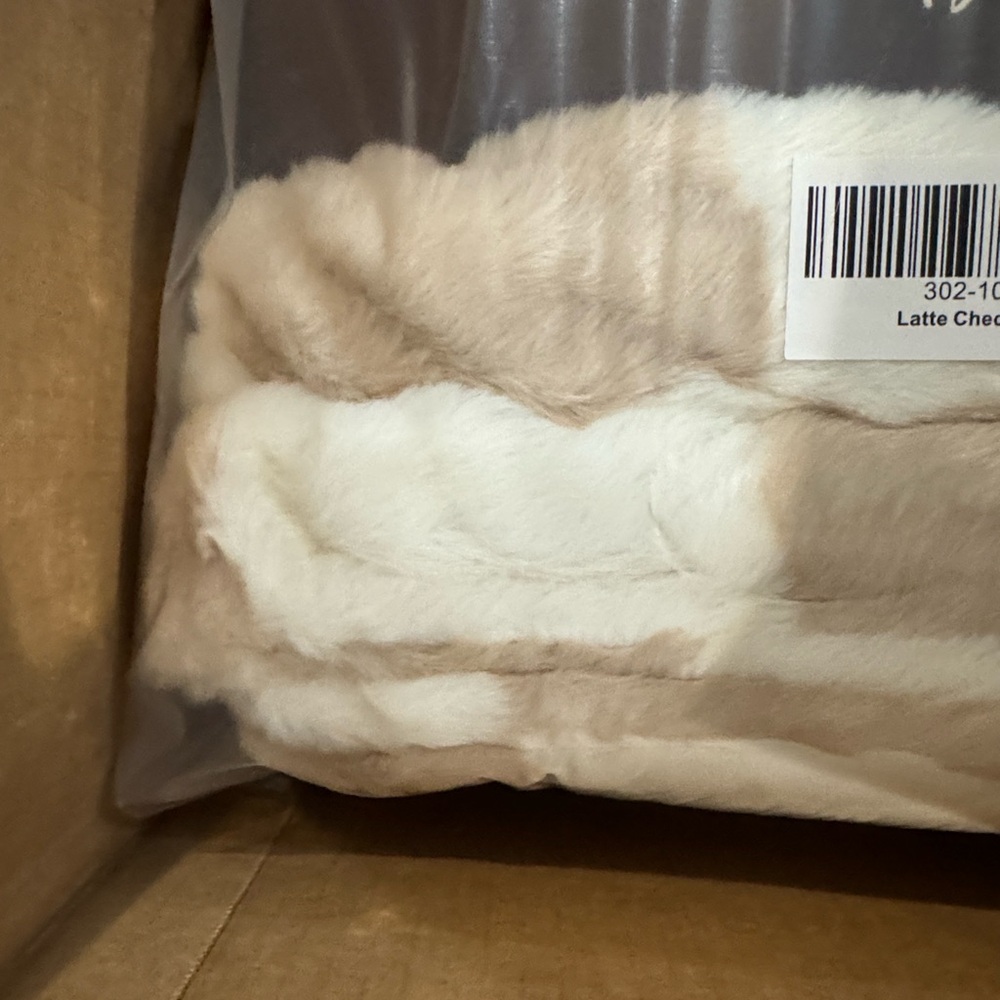 Lola Blankets Faux Fur Blanket/Latte Check/Size L/NEW! NIB! SEALED! Beautiful!!! - Picture 9 of 16